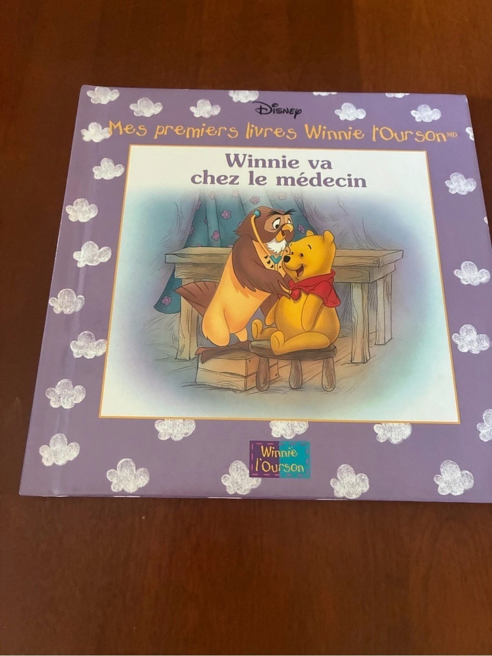 Disney Winnie va chez le médecin French Children's Book